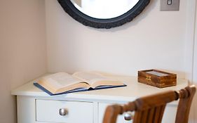 Dormouse Cottage With Log Burner & Parking By Letmestay